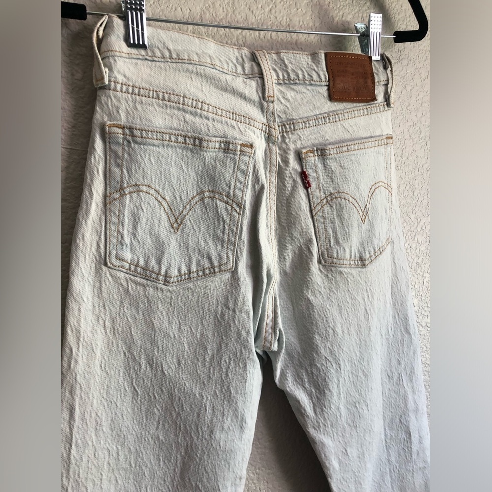 Women’s light wash button fly Levi’s size 25 wedgie straight denim pants - Picture 10 of 10